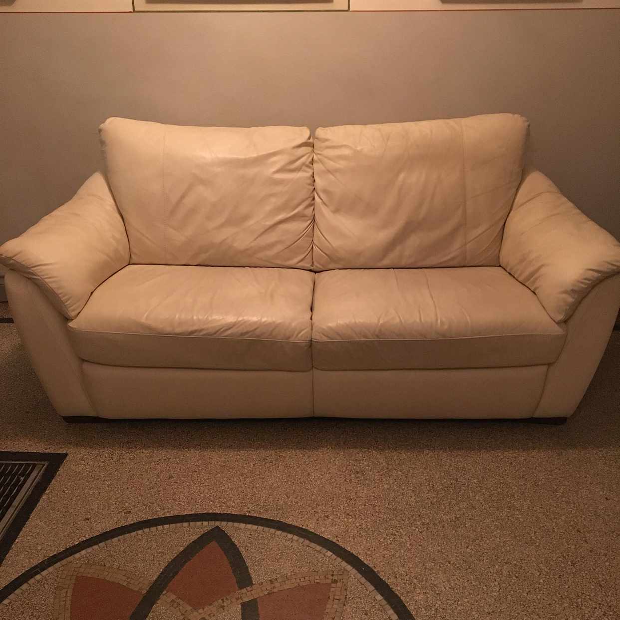 image of Vit skinnsoffa från Ikea - Stockholm