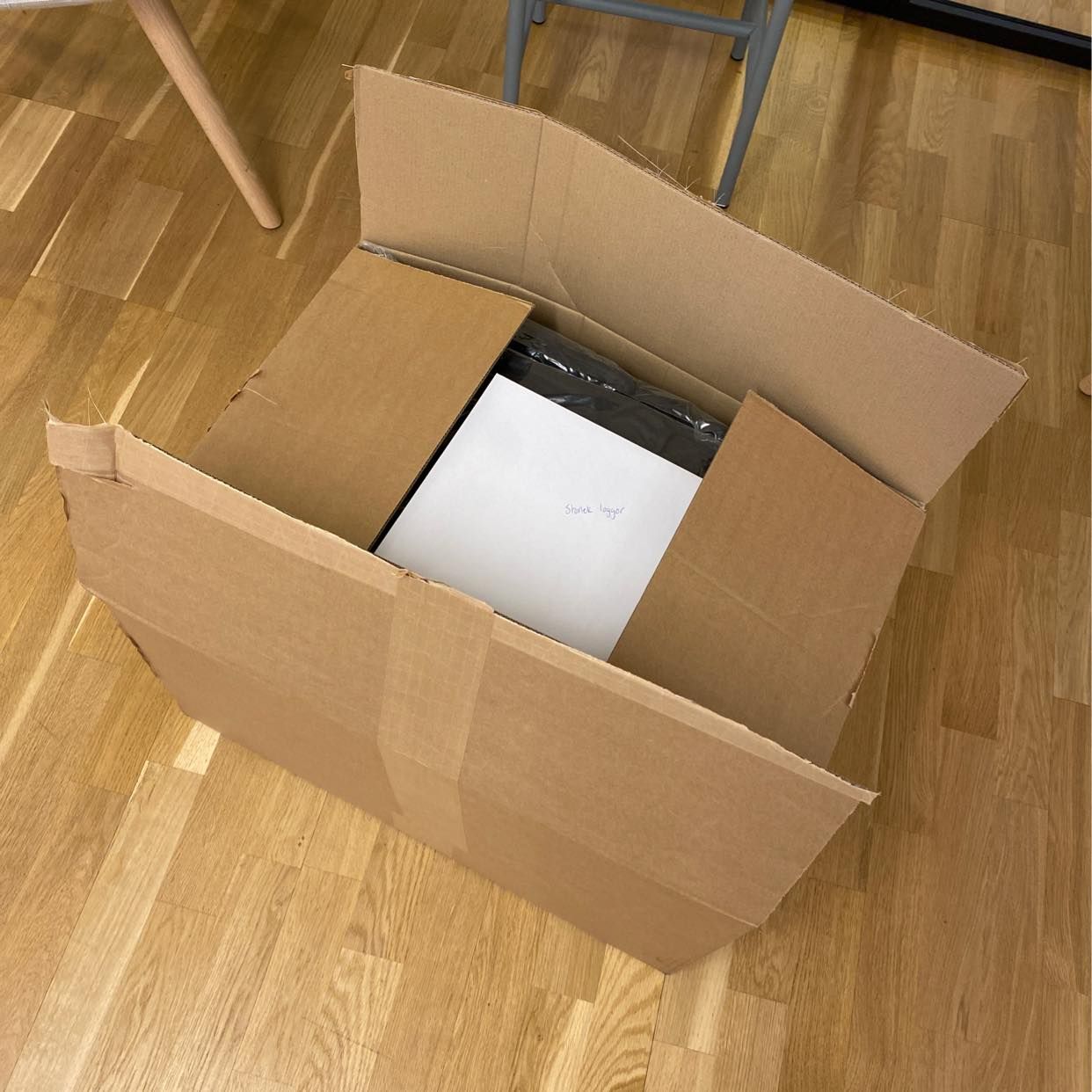 image of En kartong som ska lämnas - 