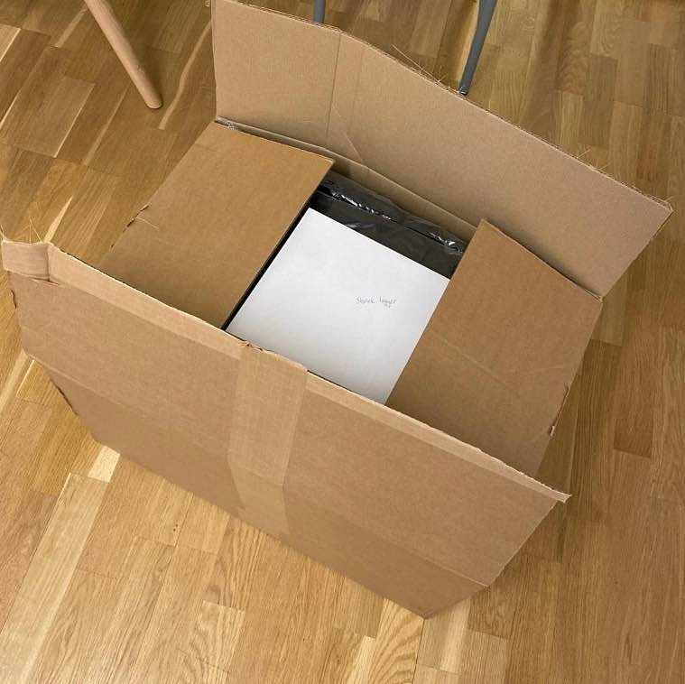 image of En kartong med kläder - 