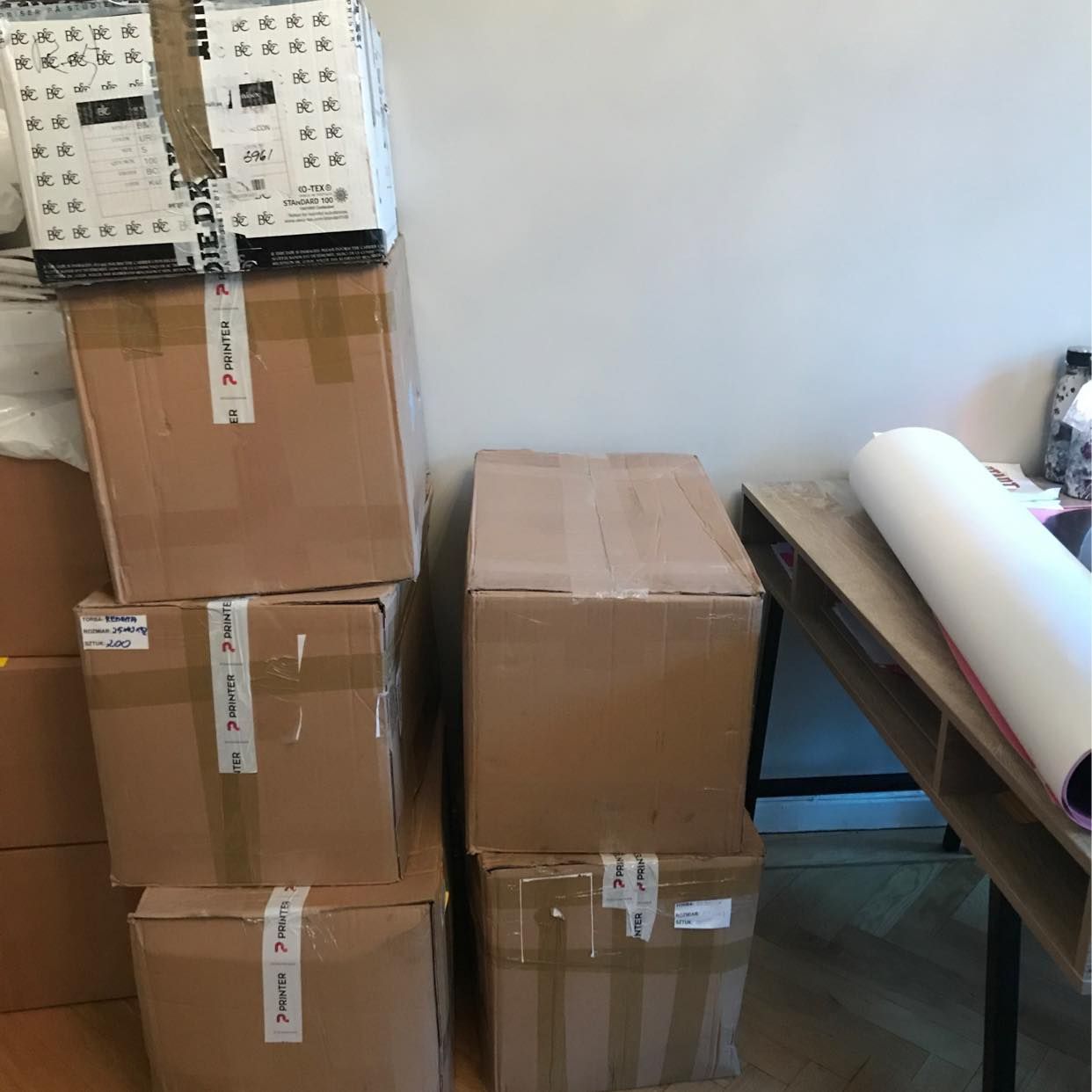 image of 6 kartonger och 2 vagnar - 
