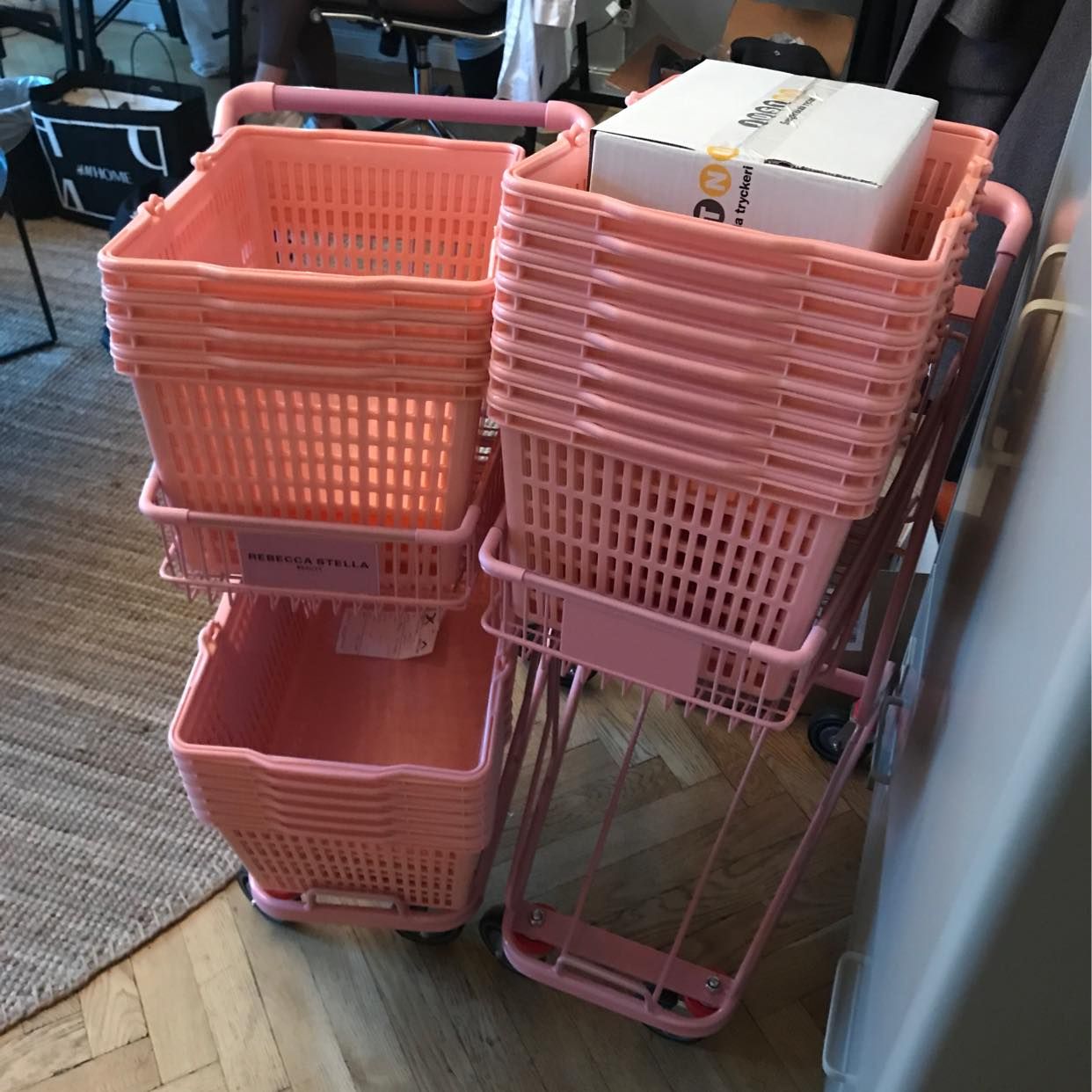 image of 6 kartonger och 2 vagnar - 