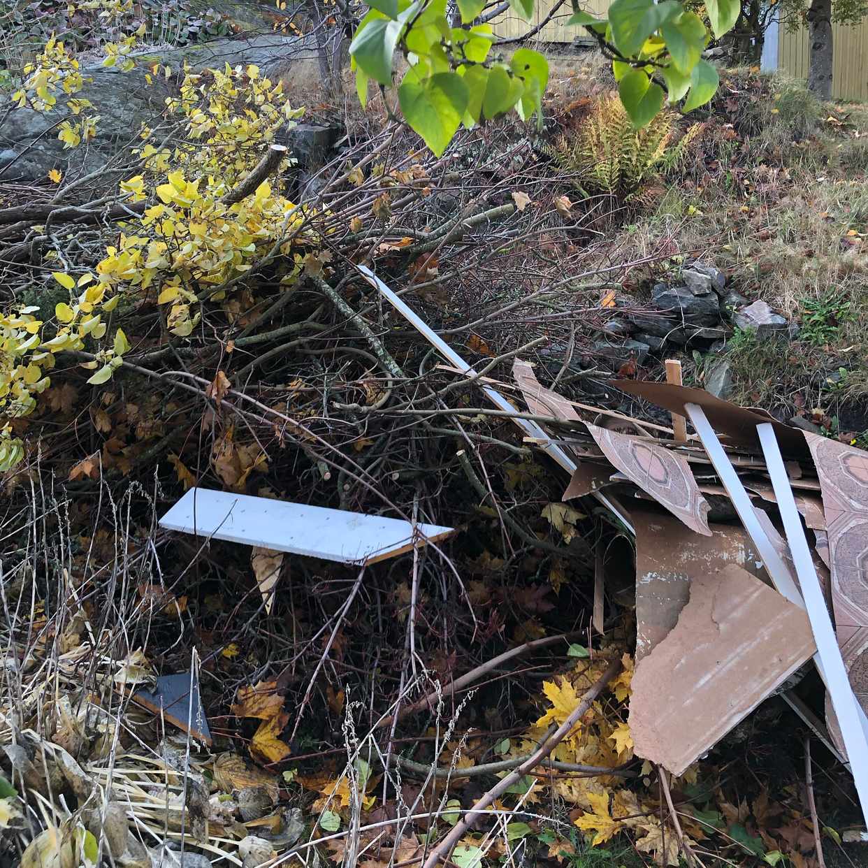 image of Trädgårdsavfall och plank - Västra Frölunda