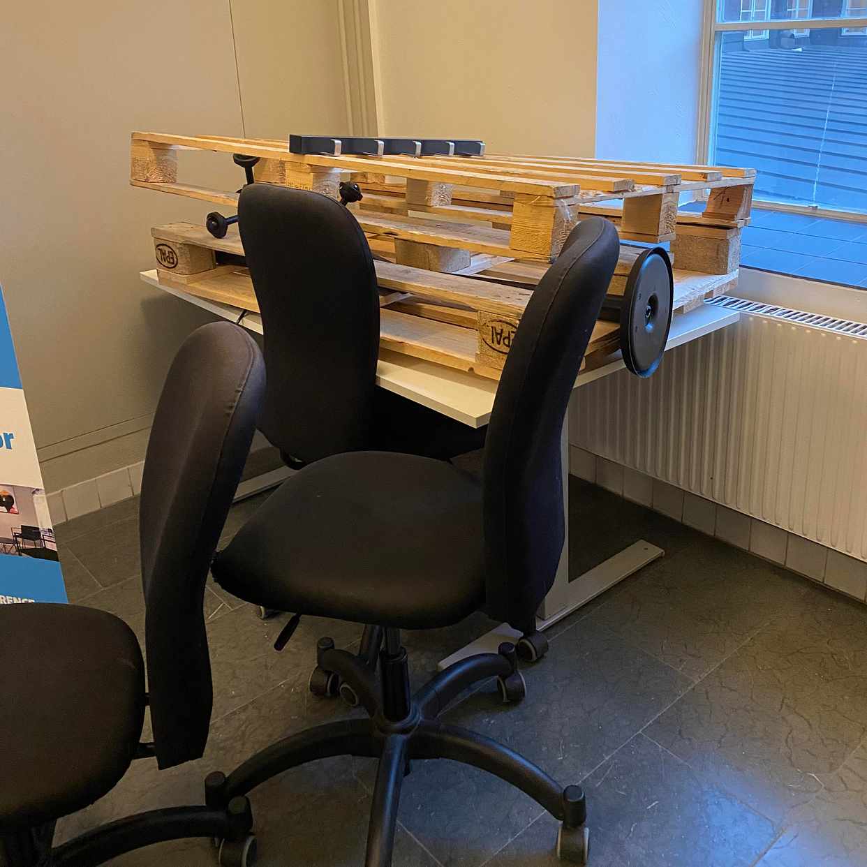 image of Slänga gamla möbler - Stockholm