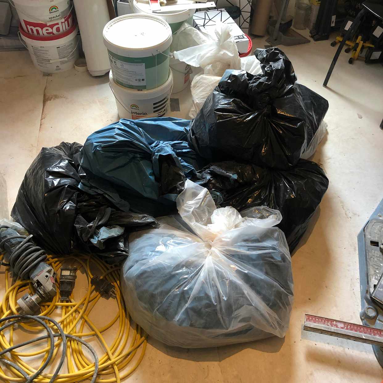 image of 6 säckar med kakel etc - Stockholm