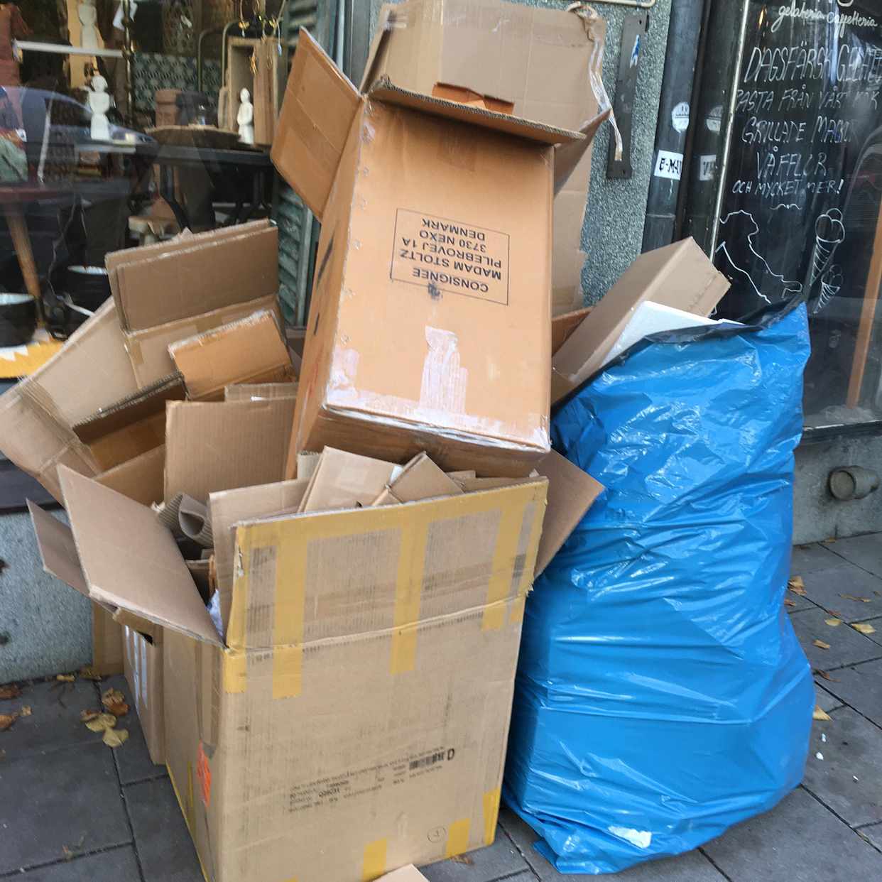 image of Kartonger o plastsäck - Stockholm
