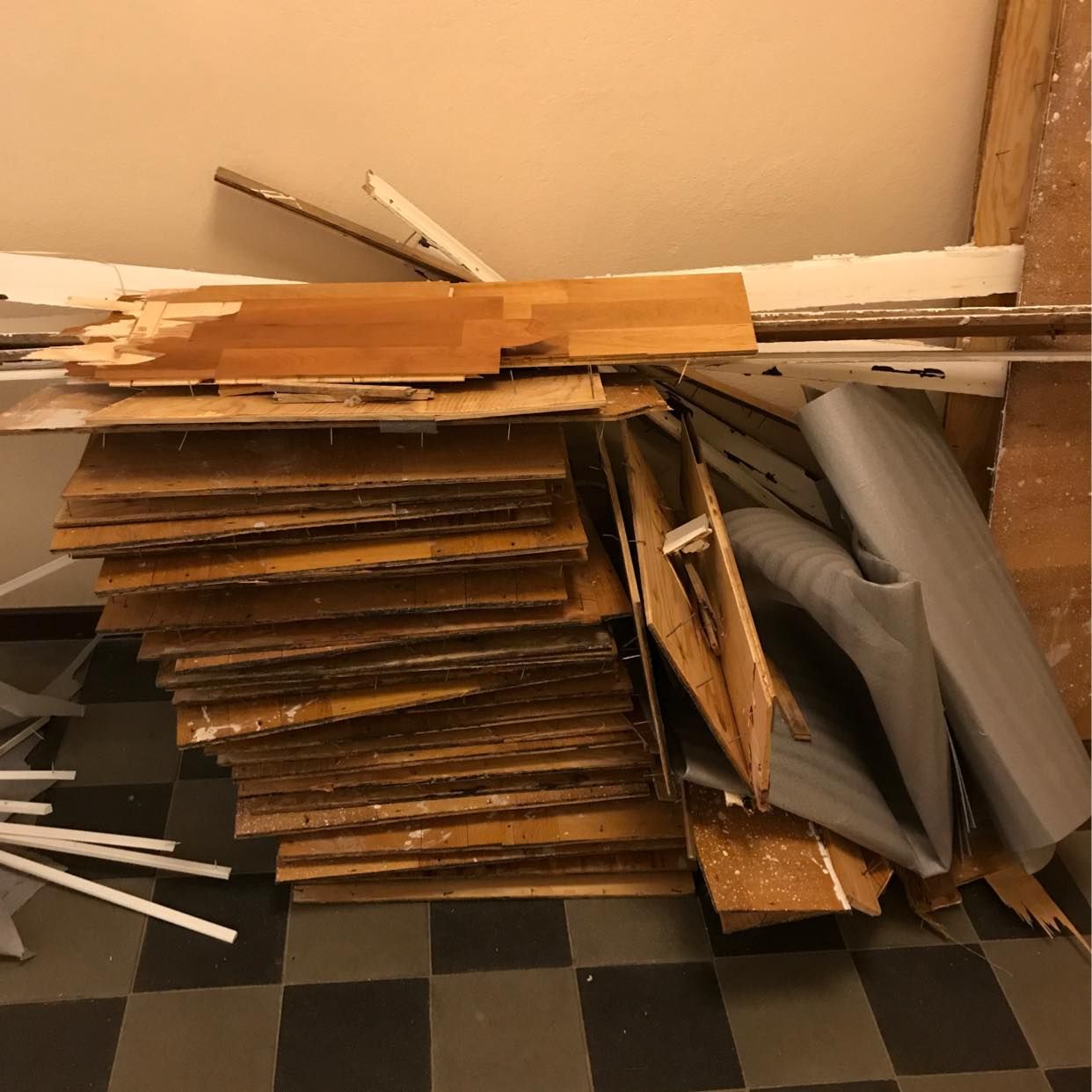 image of Slänga byggmaterial - Stockholm