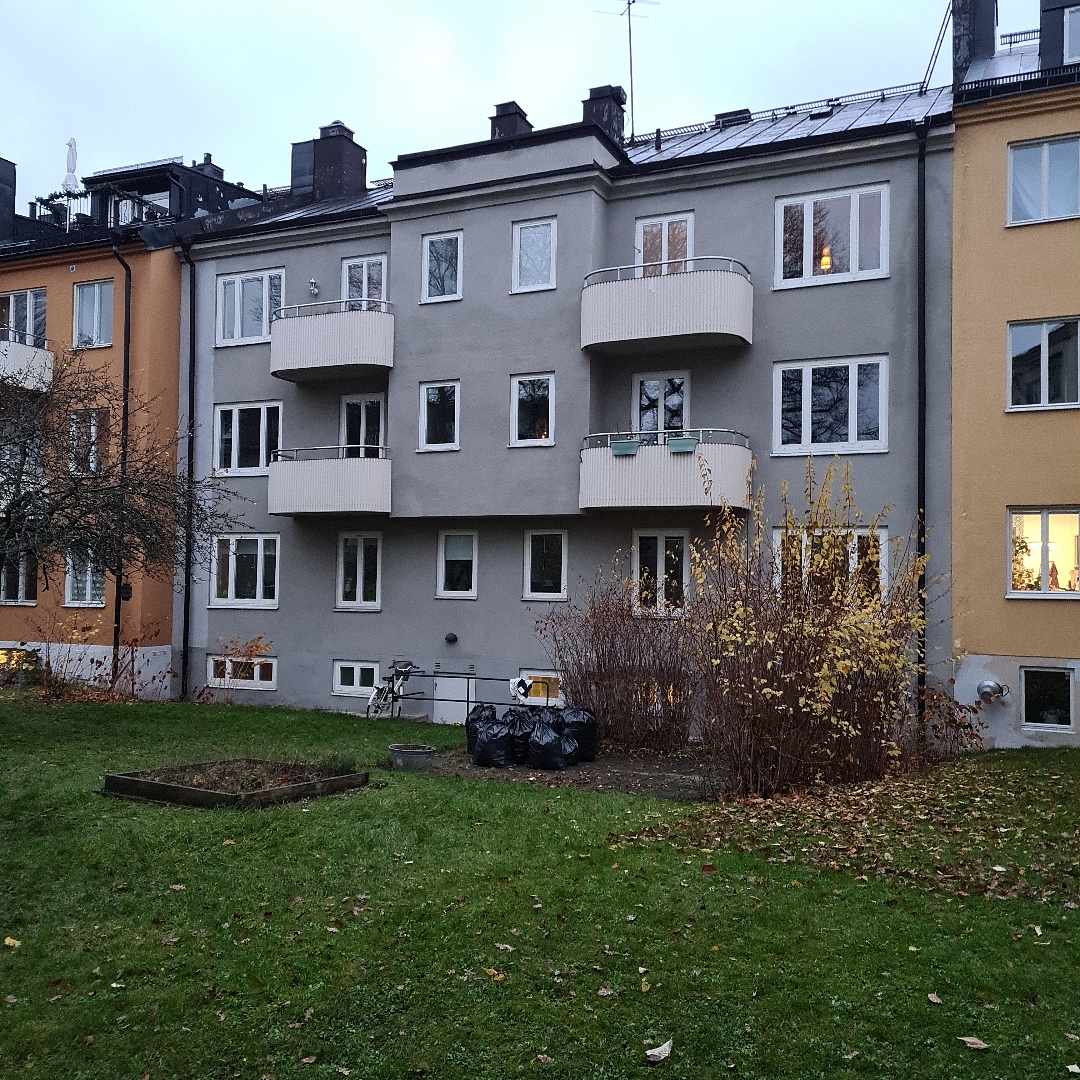 image of 15 bags of leaves - Solna
