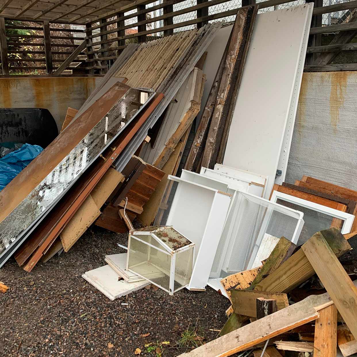image of Två bodar till tippen - Älvsjö