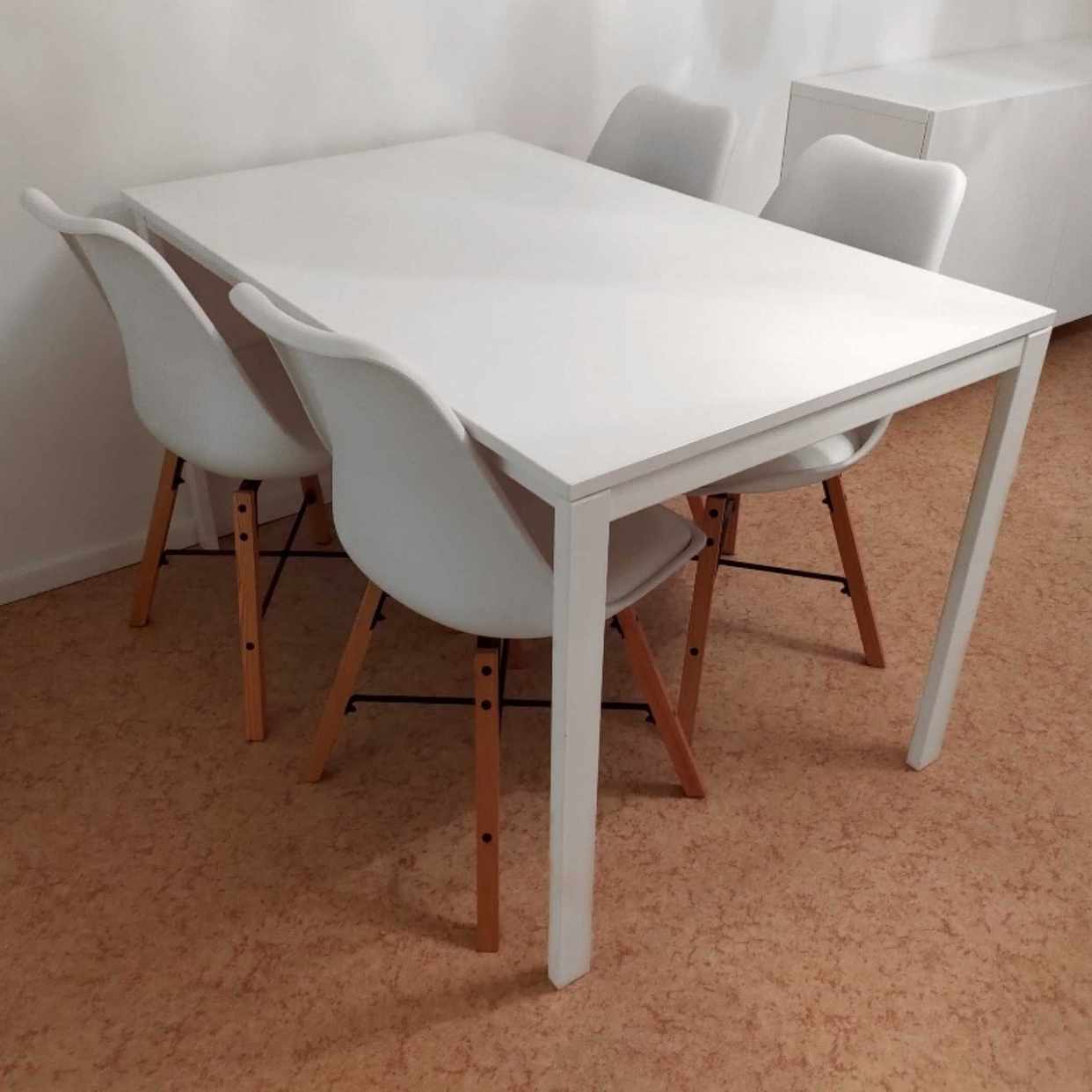 image of Vitt köksbord från IKEA - Stockholm