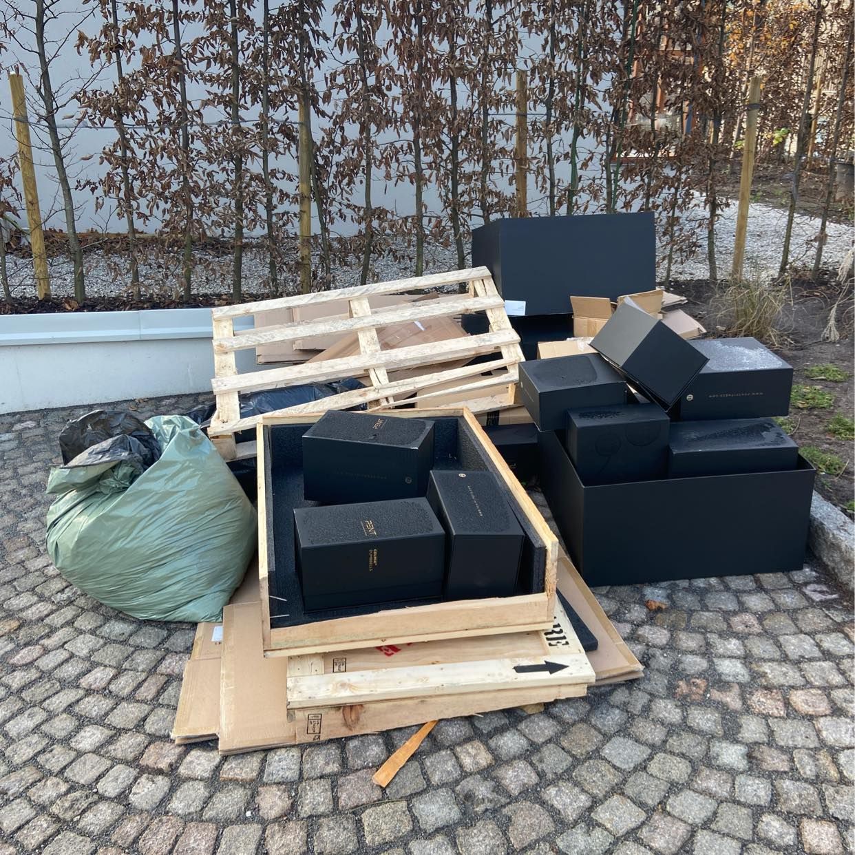 image of Kartonger och pall - Täby