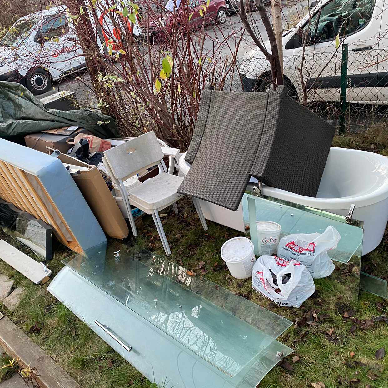 image of Skräp efter badrumsrenove - Enskede