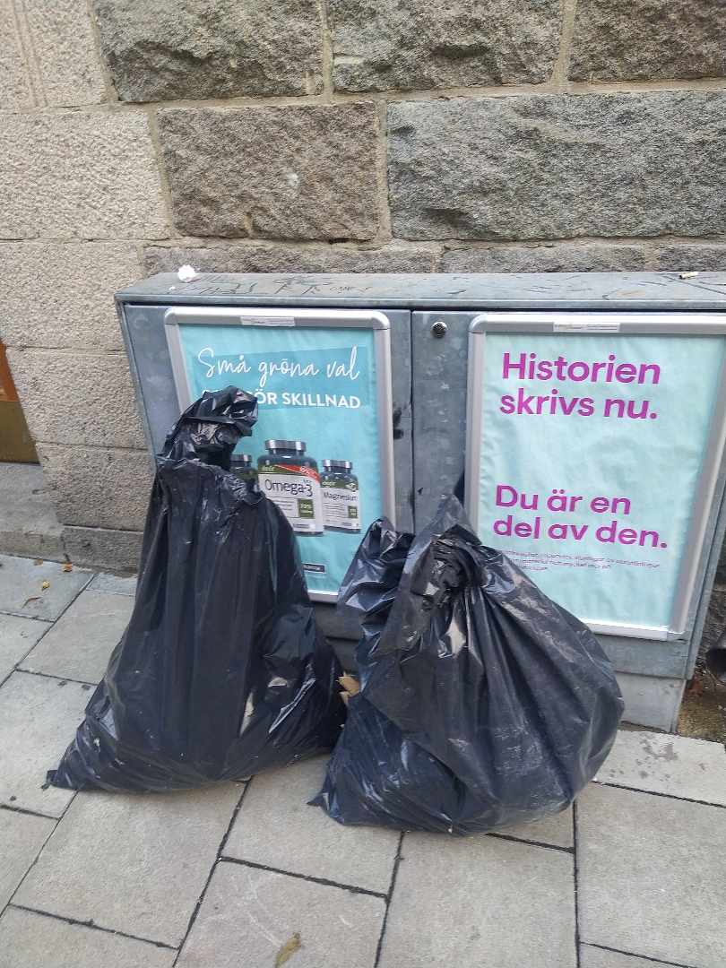 image of Två sopsäckar med byggträ - Stockholm
