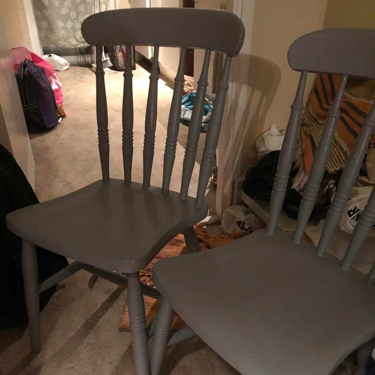 image of 2 stolar bortskänkes - Kista