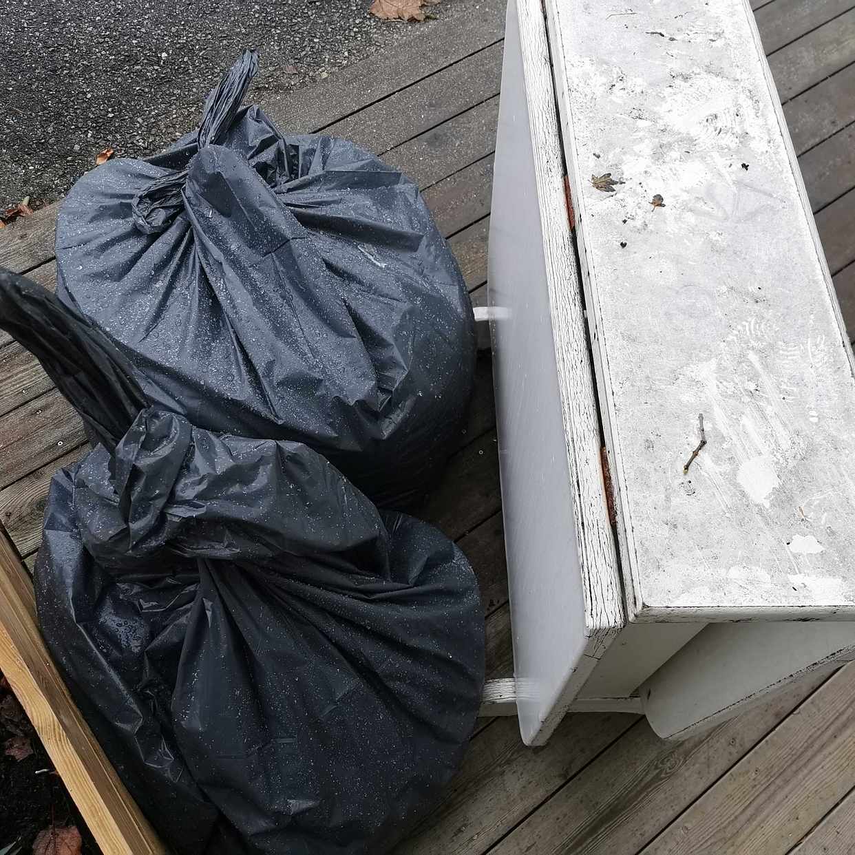 image of Två säckar löv + ett bord - Ekerö