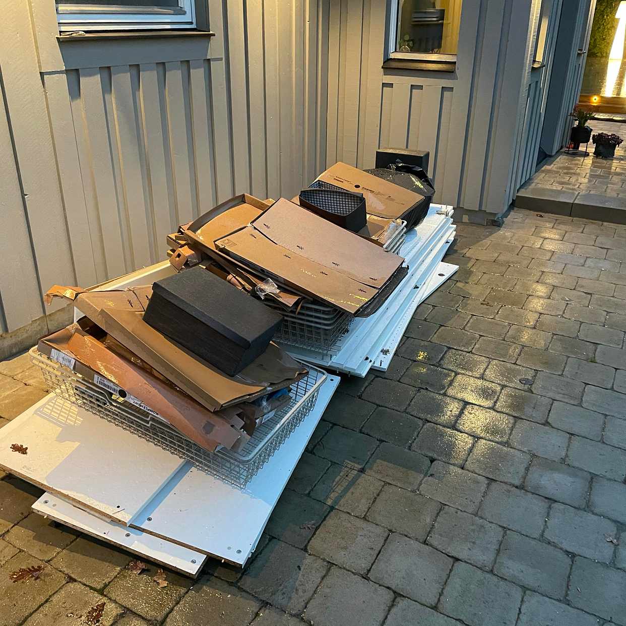 image of Garderober och kartonger - Lidingö