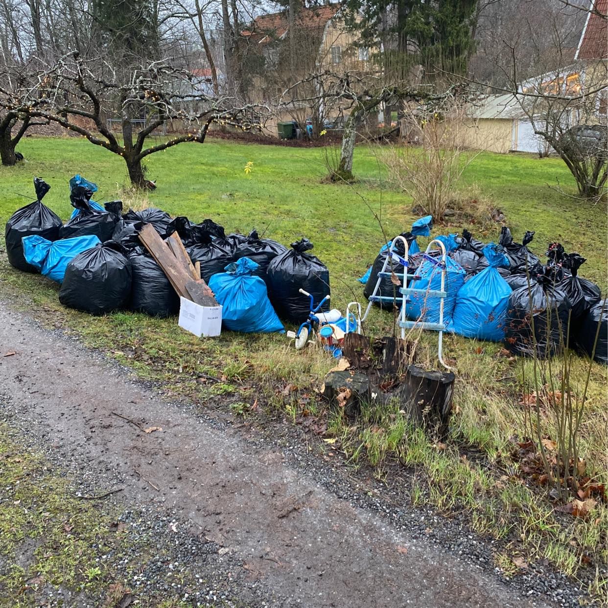 image of 33 sopsäckar löv + bråte - Djursholm