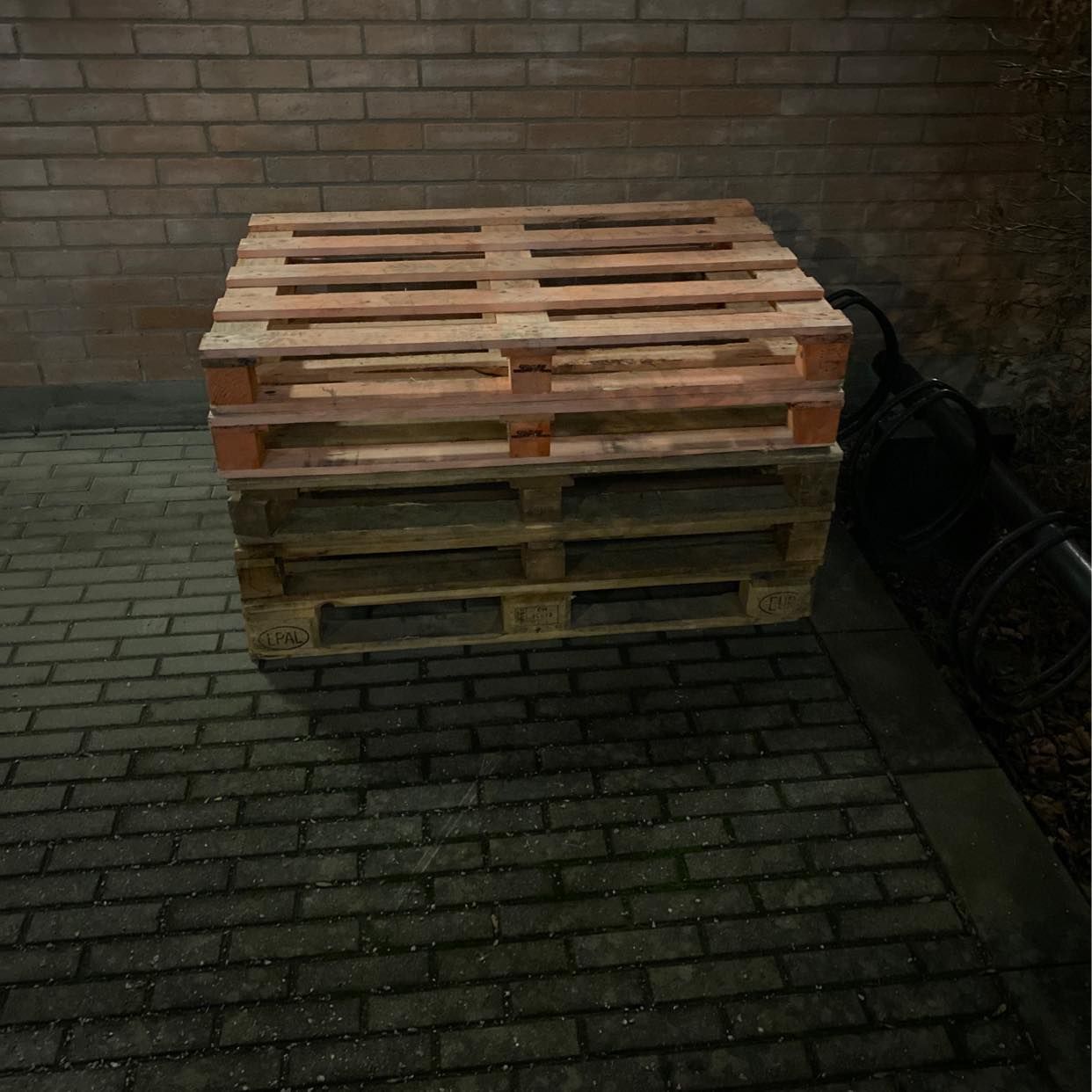 image of 5st pallar ska bort ikväl - Solna
