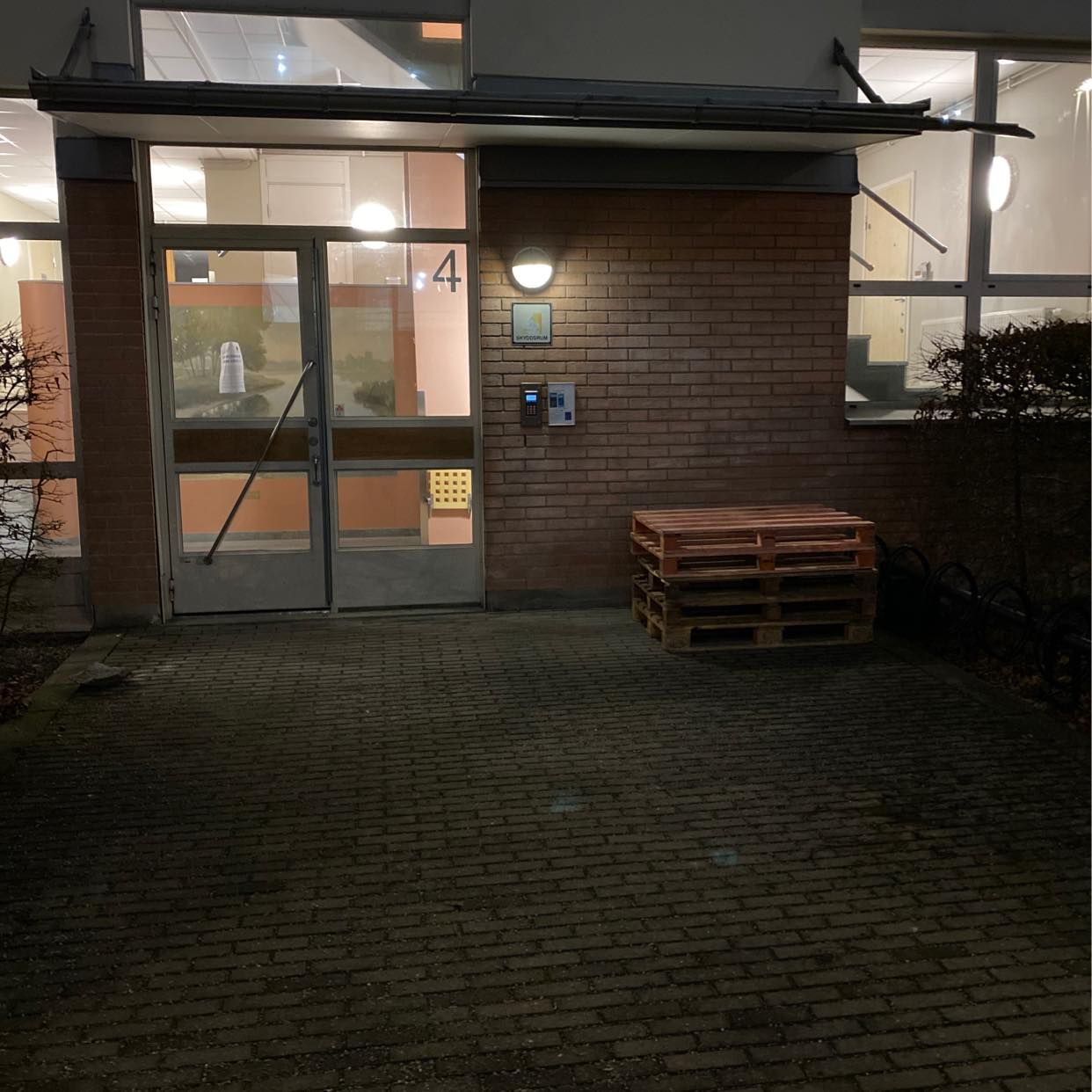 image of 5st pallar ska bort ikväl - Solna