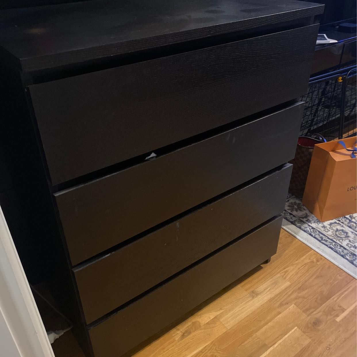 image of Bli av med en Ikea byrå - Stockholm