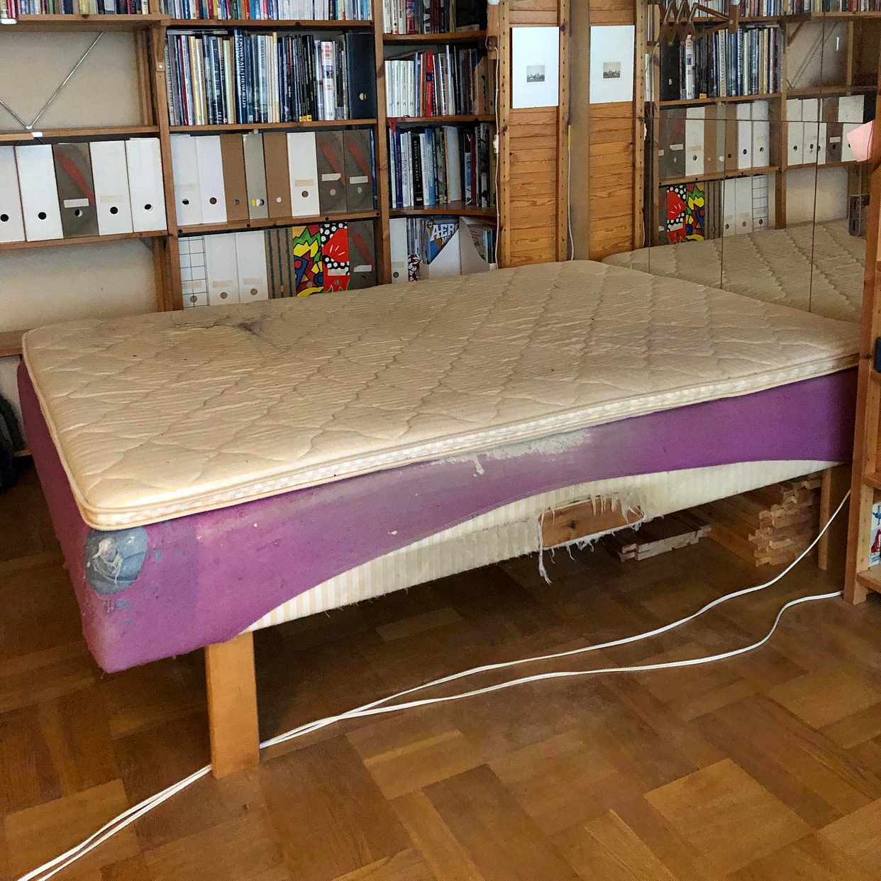 image of kasta gammal säng - Spånga