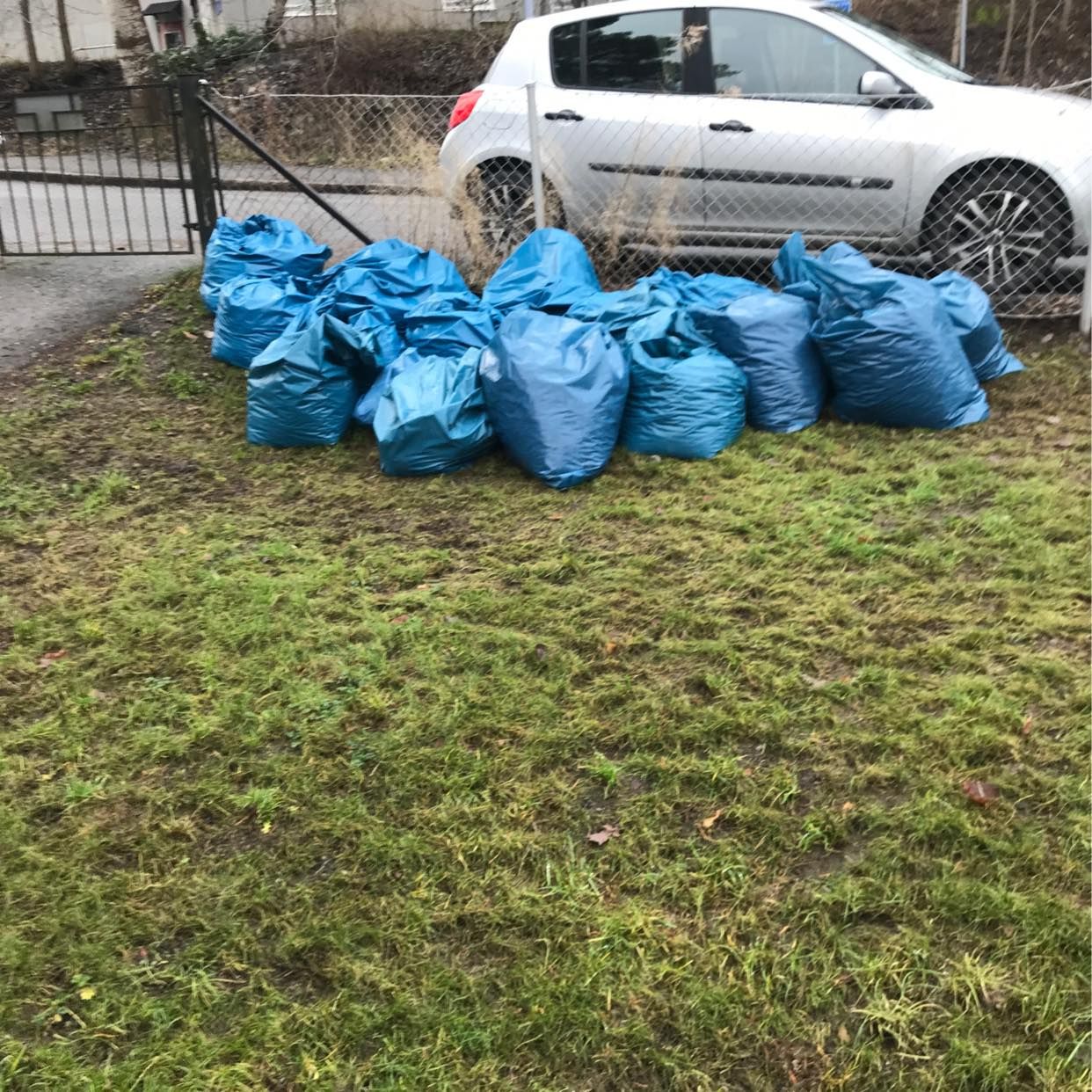 image of 19 säckar till tippen - Huddinge