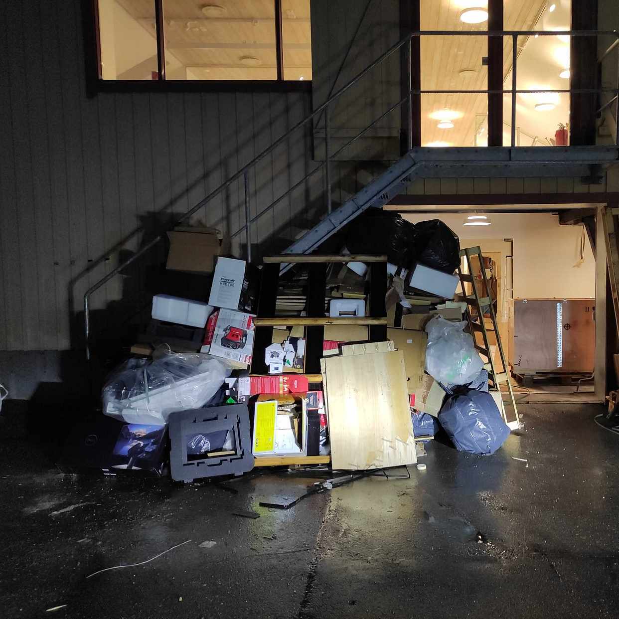 image of Pall kartong plast metal - Stockholm
