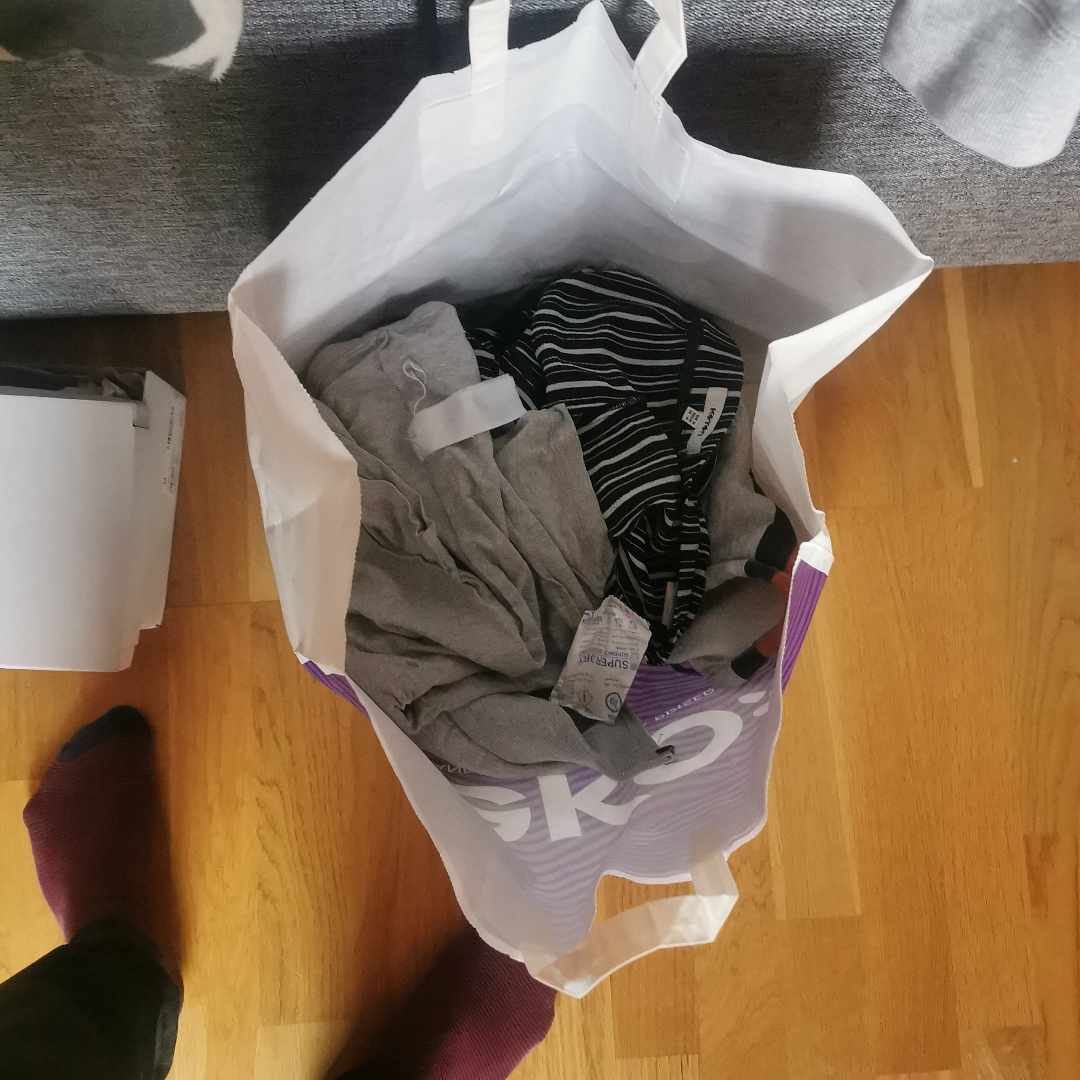 image of 7 kassar kläder - Hässelby