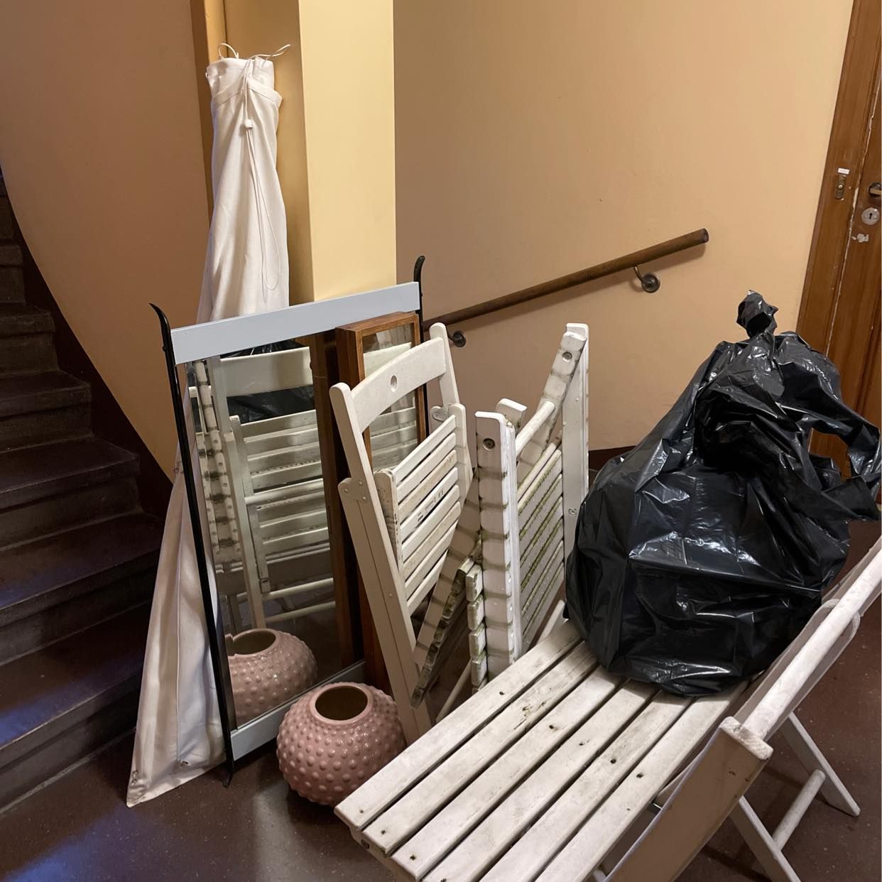 image of Pick up garbage - Stockholm