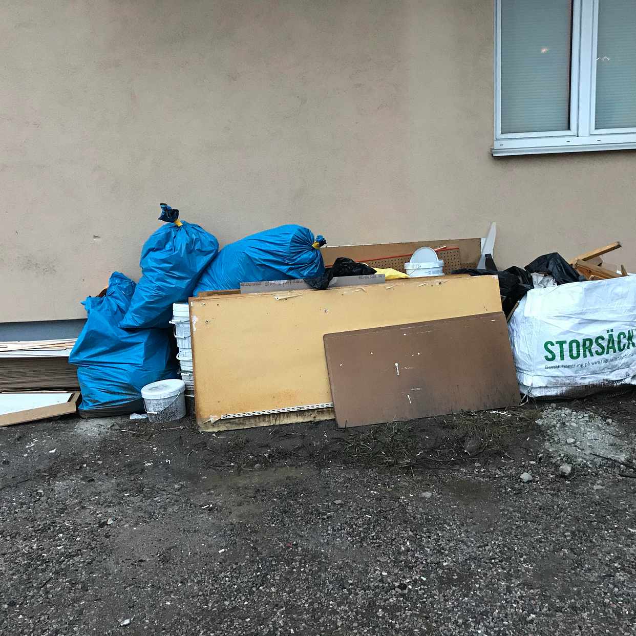 image of Diverse skräp trä plast m - Nyköping