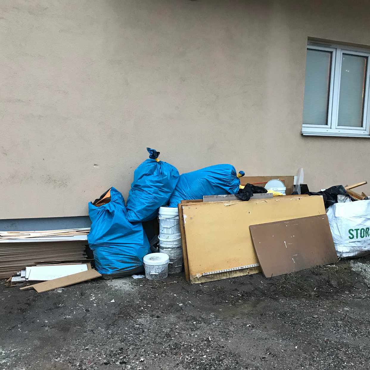 image of Diverse skräp trä plast m - Nyköping