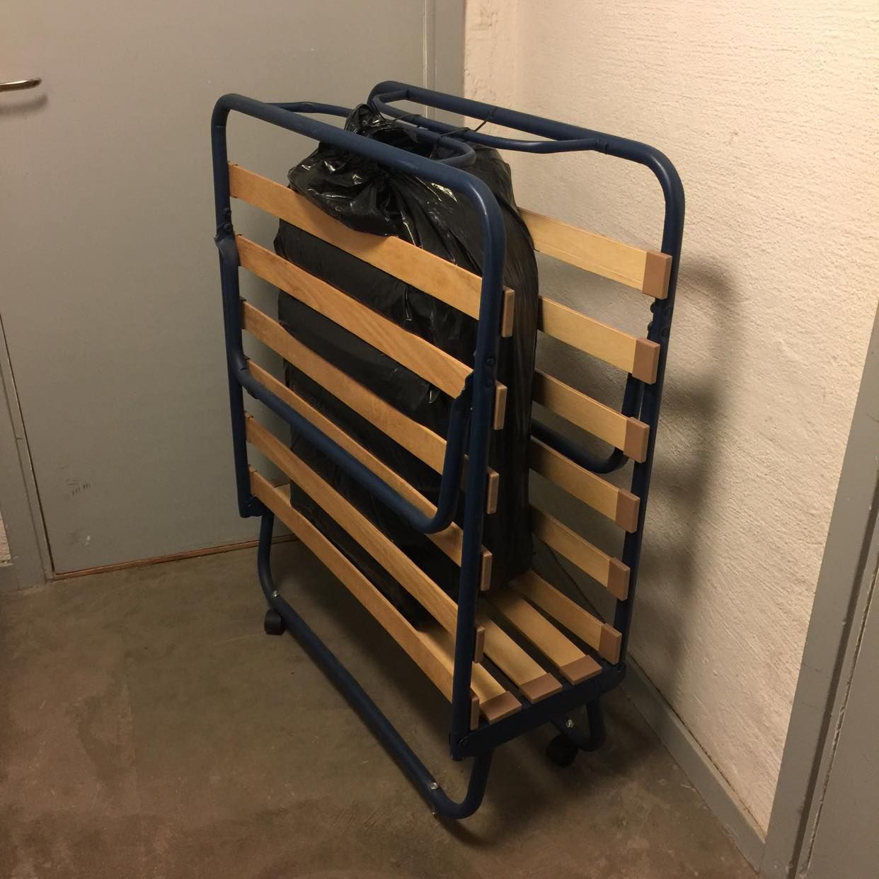 image of Fällsäng med madrass - Hägersten