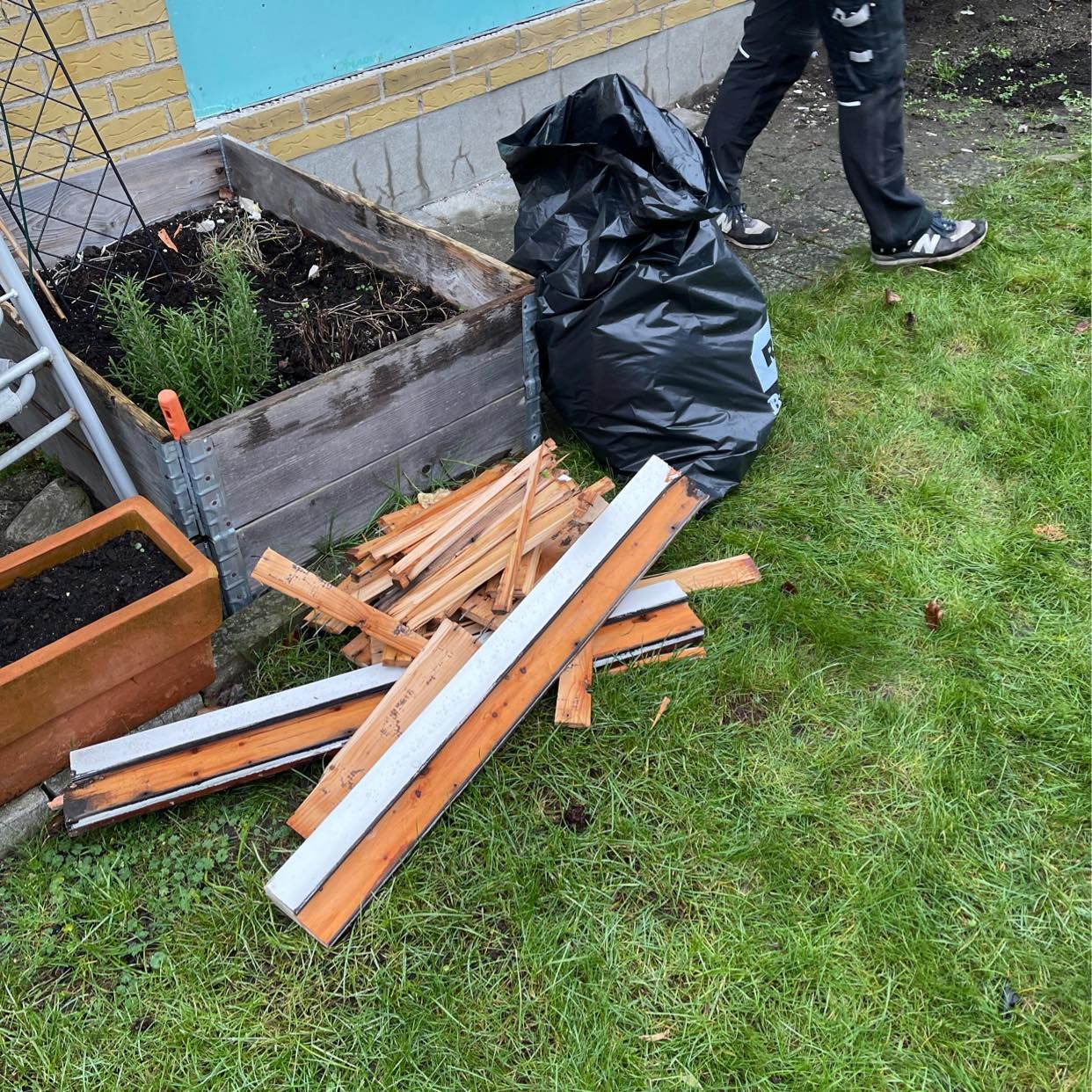 image of Rester från fönsterbyte - Lomma