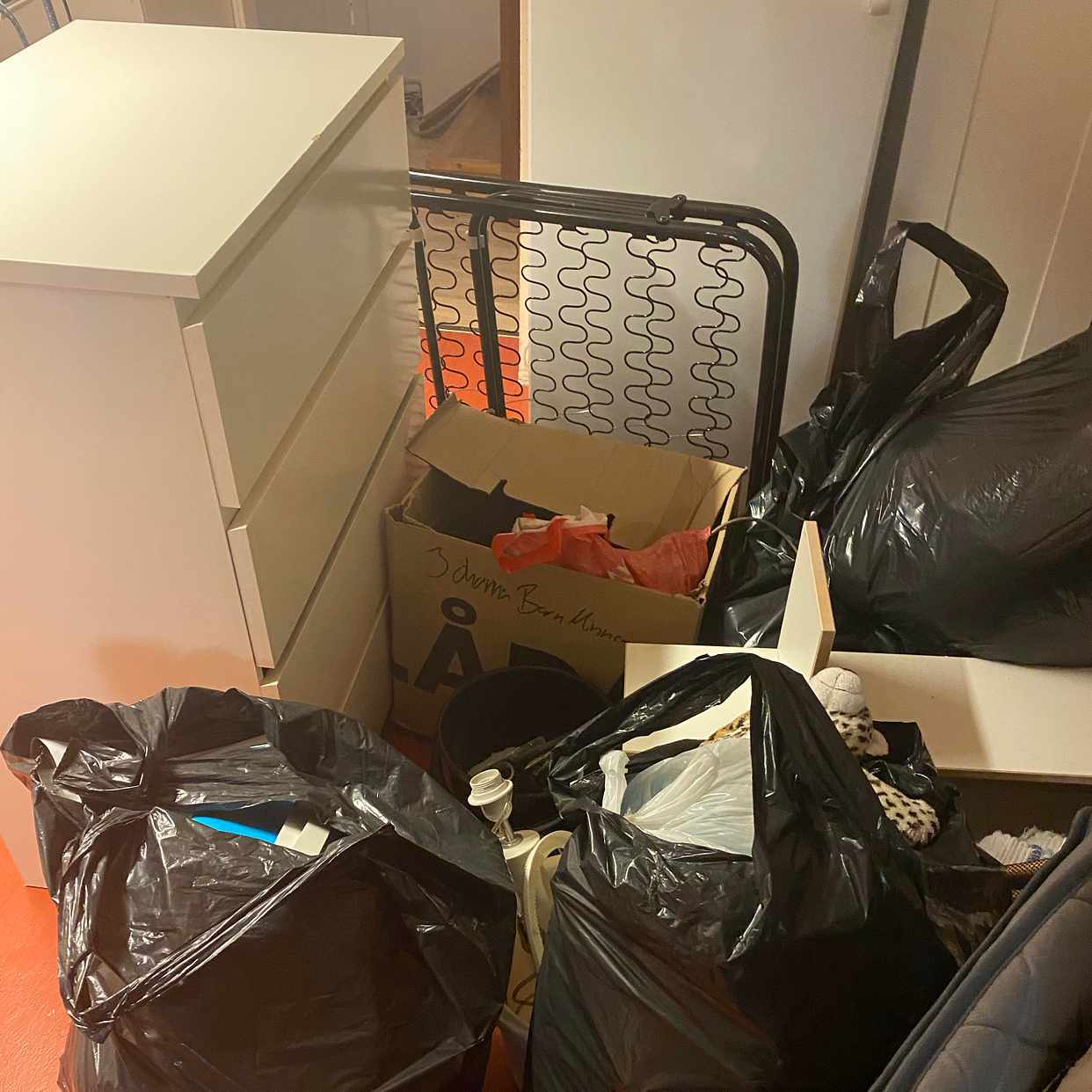image of Skräp som ska återvinnas - Bromma