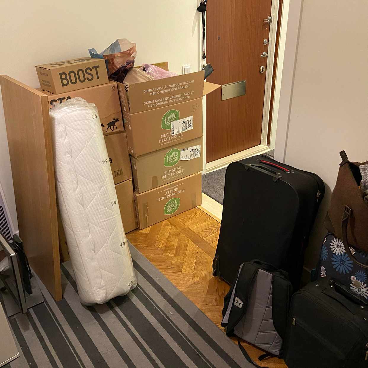image of 6 boxes, Suitcases, Desk - 