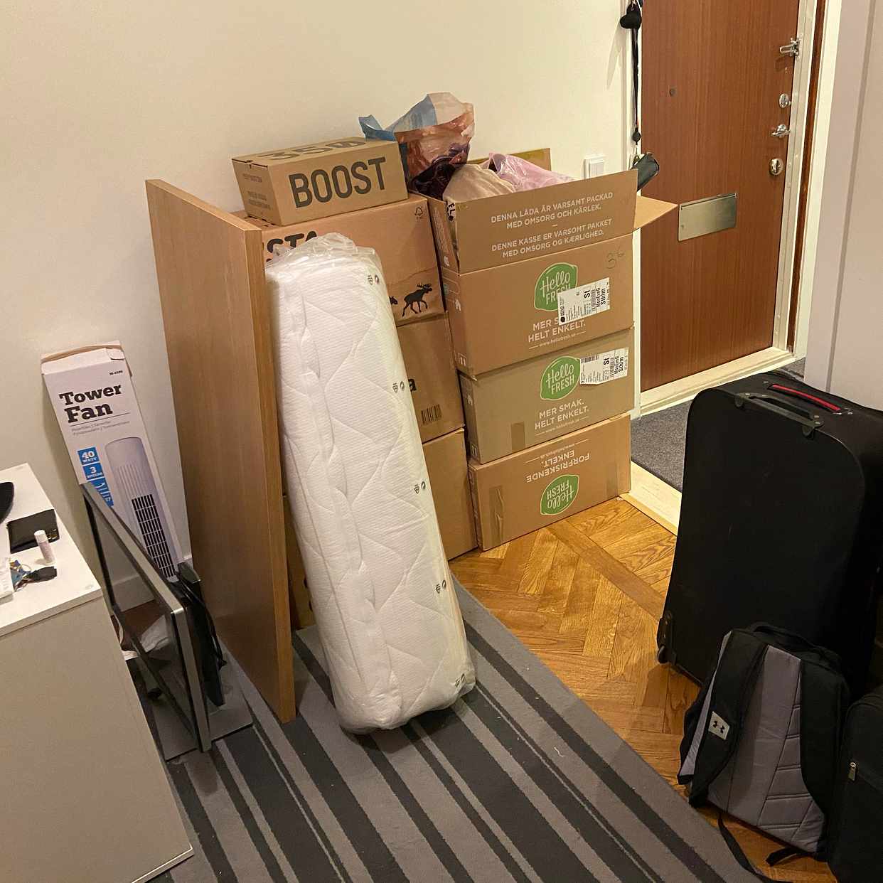 image of 6 boxes, Suitcases, Desk - 