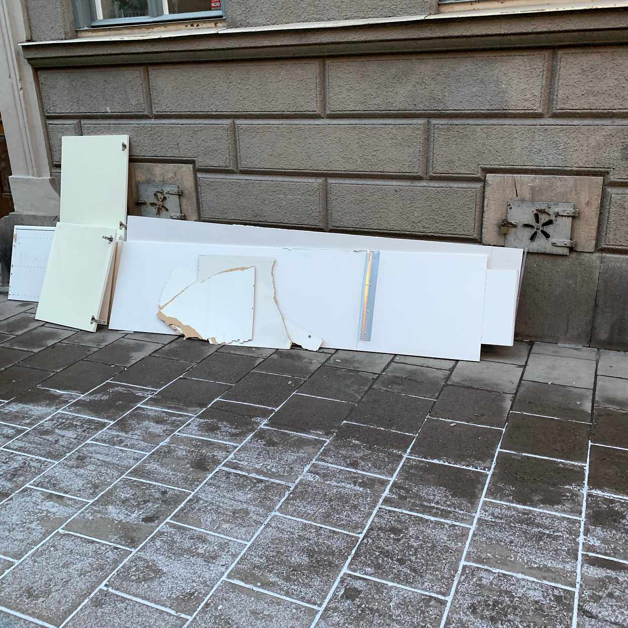 image of Pick up demonted closet - Stockholm