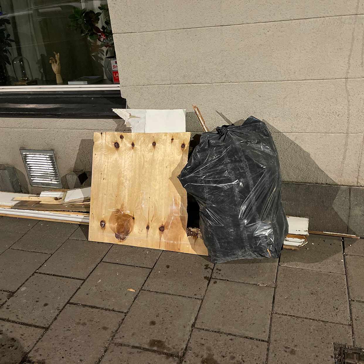 image of Plank och skräp - Stockholm