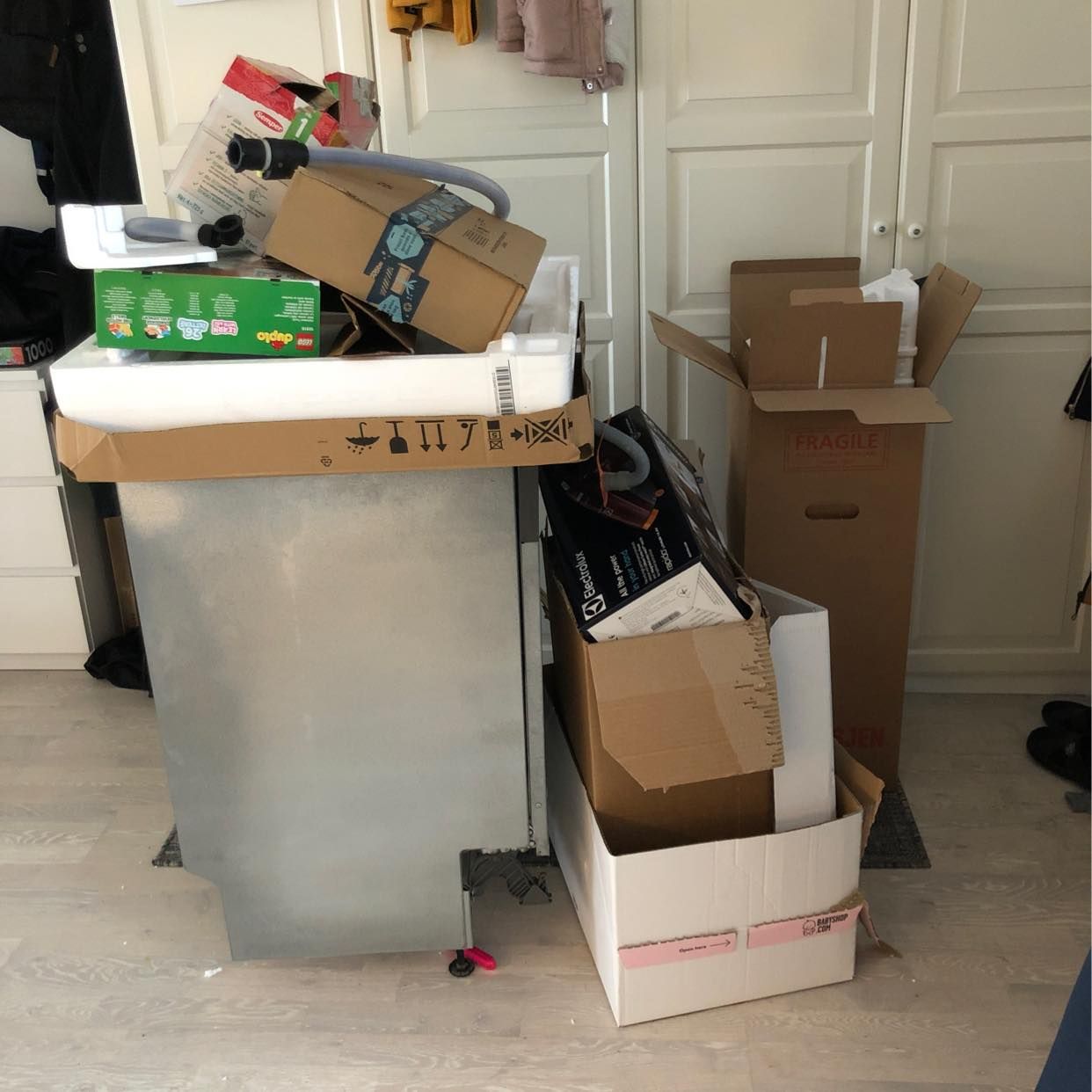 image of Kartonger och diskmaskin - Hägersten