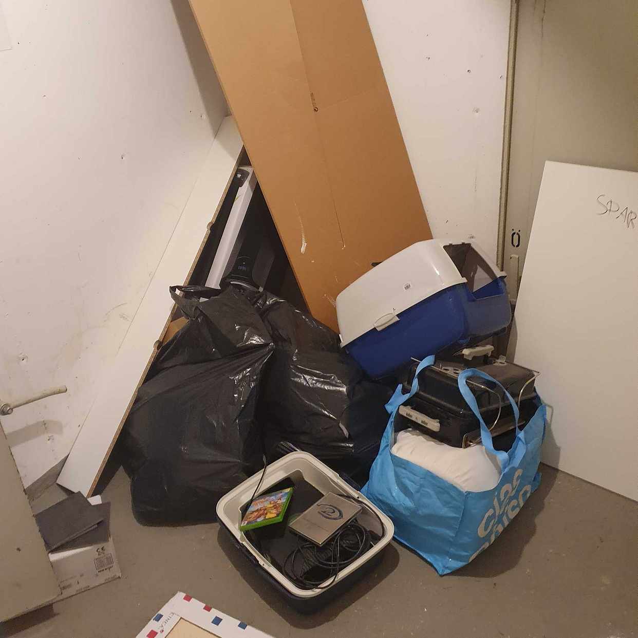 image of Skräp. Lite värdesaker - Älta