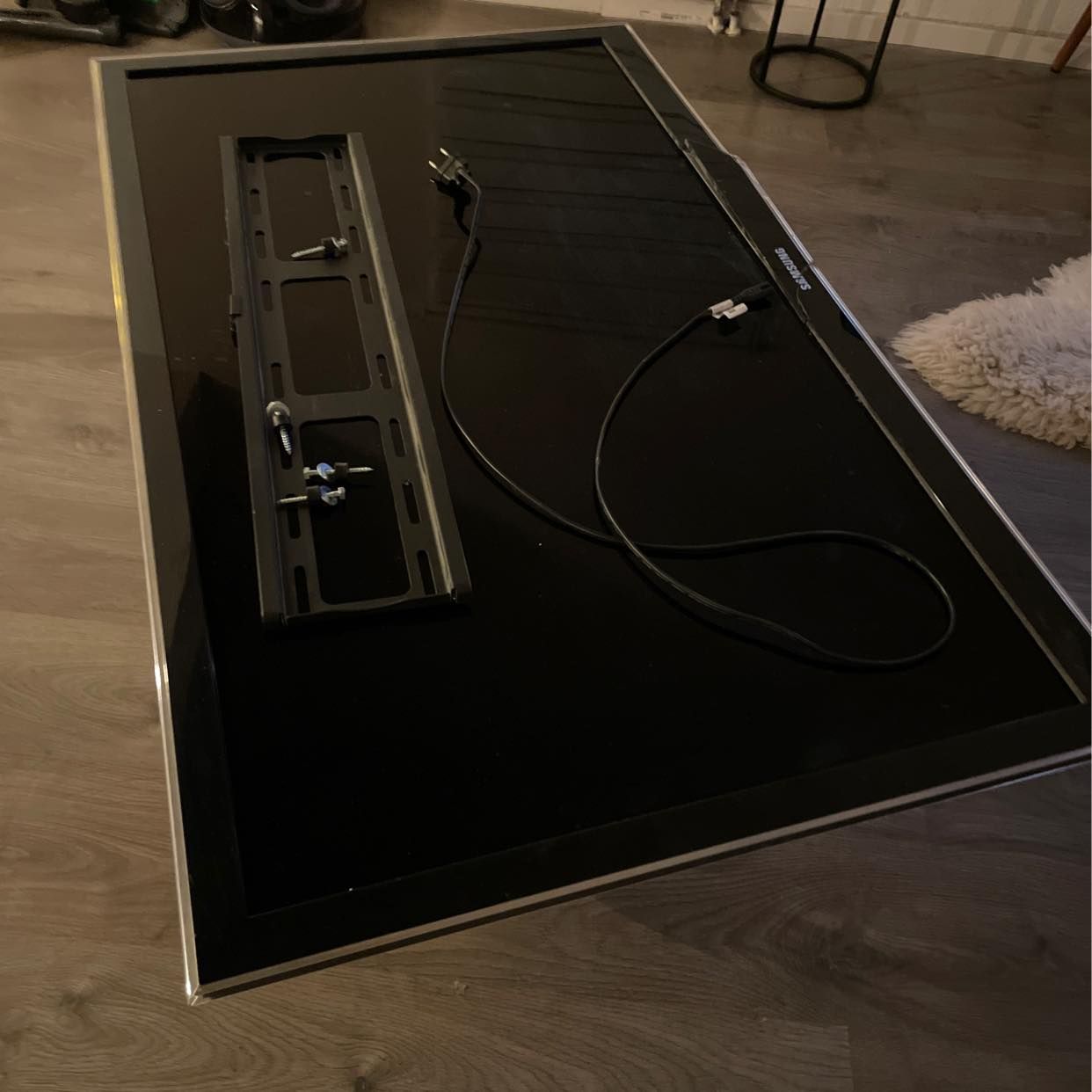 image of Ett glasskåp och Tv - Oxie