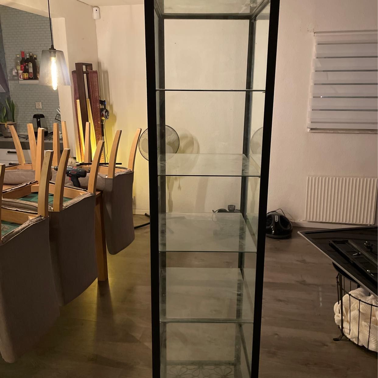 image of Ett glasskåp och Tv - Oxie
