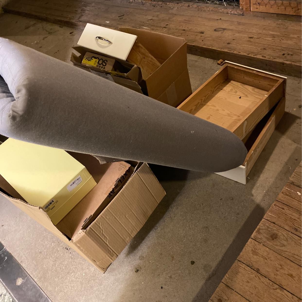 image of kartonger samt madrass - Bromma