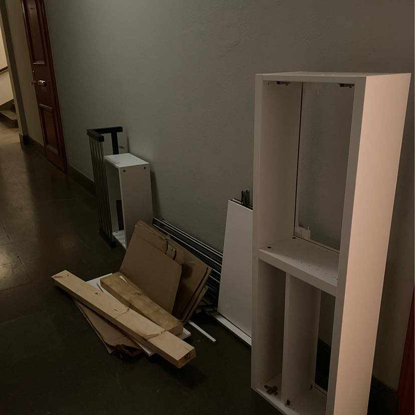 image of Frakta bort gamla hyllor - Stockholms Stad