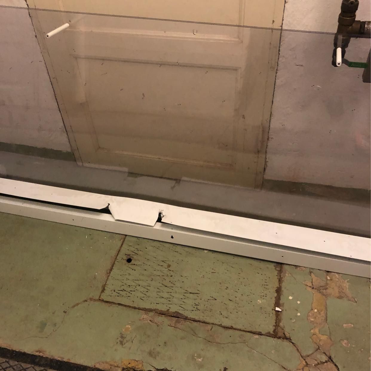 image of Plexiglas 3m långt - Malmö
