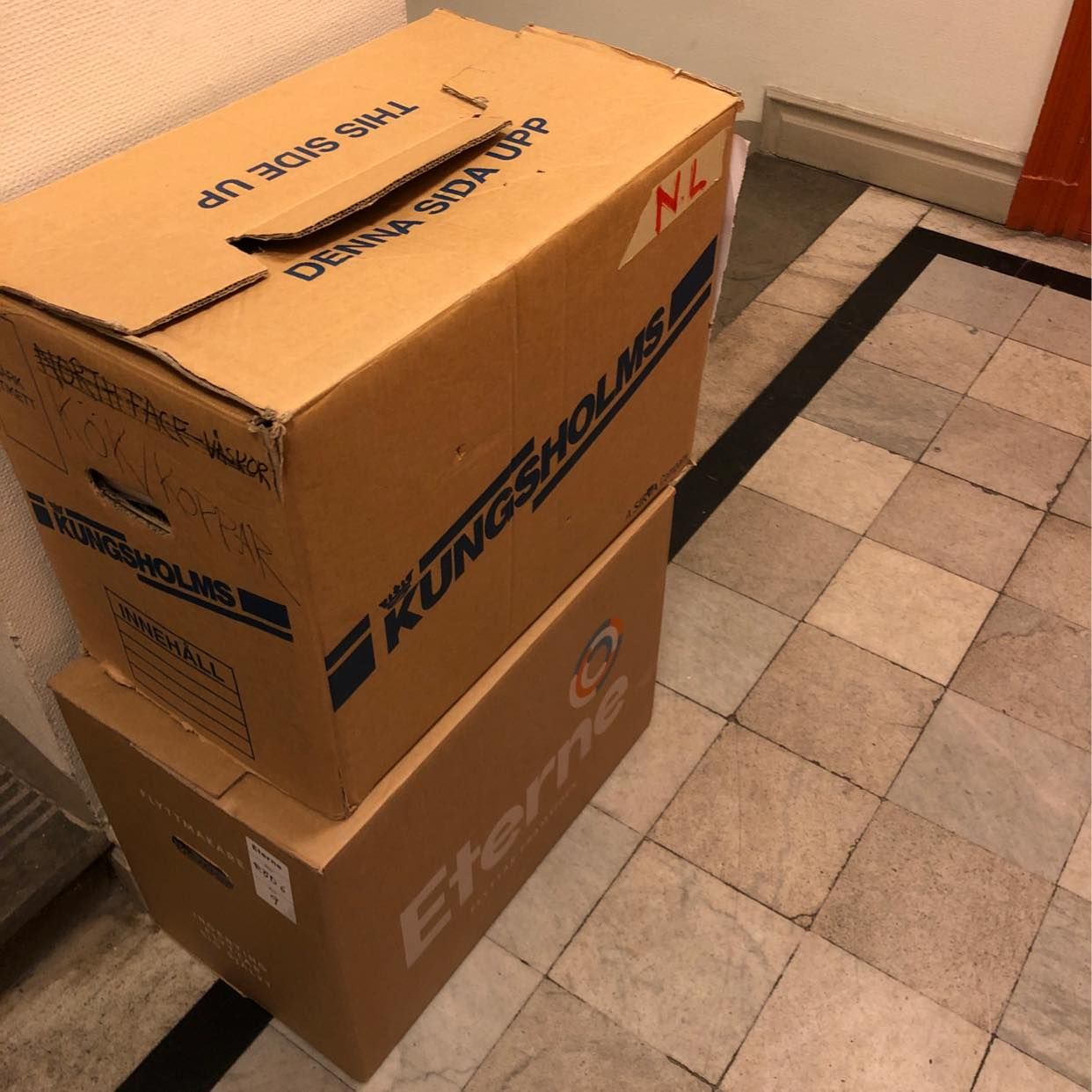 image of 1 möbel + 4 kartonger - 