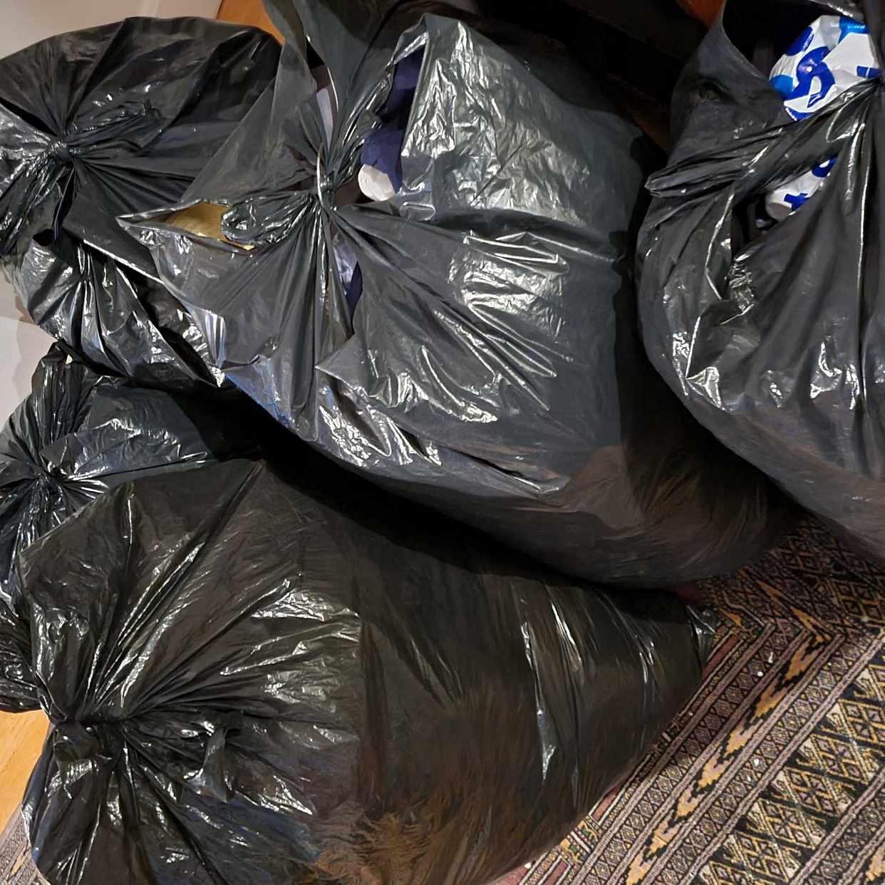 image of 5 sopsäckar med skräp. - Stockholm