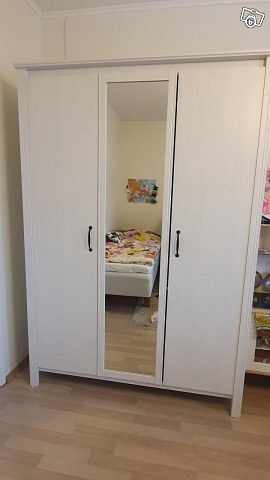 image of Matbord, garderob, sängar - 