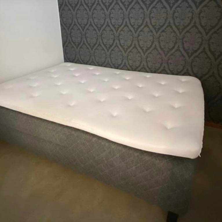 image of Bär säng upp för trappor - 