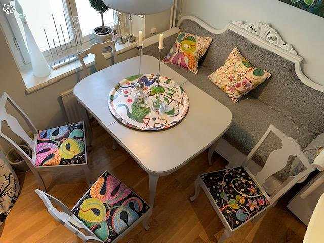 image of Äldre bord och stolar omk - 