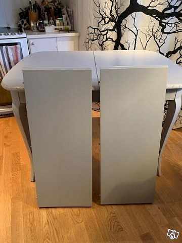 image of Äldre bord och stolar omk - 